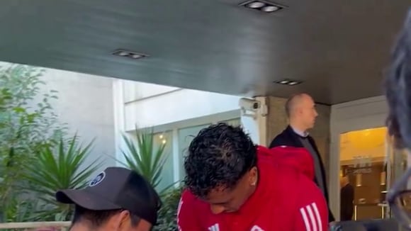 Hinchas peruanos se encontraron con Renato Tapia en España. (Video: @RCCelta)