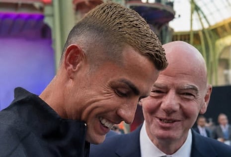 Imperdible su reacción: el encuentro de Cristiano Ronaldo con Gianni Infantino, presidente de la FIFA