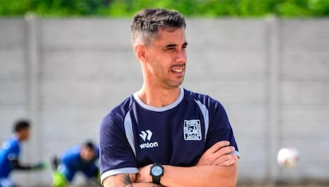 “Mis jugadores dicen que no hubieron insultos racistas”: DT de Alianza Atlético defiende a Franco Coronel