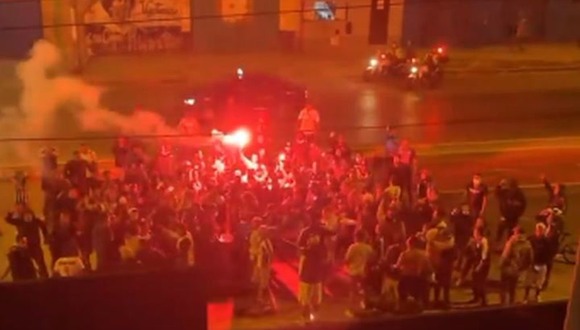 El banderazo de los hinchas de Alianza Lima en la concentración. (Fuente: Instagram)