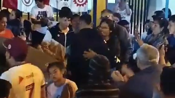 Piero Quispe y el cariño de sus vecinos. (Video: @leon_cazo)