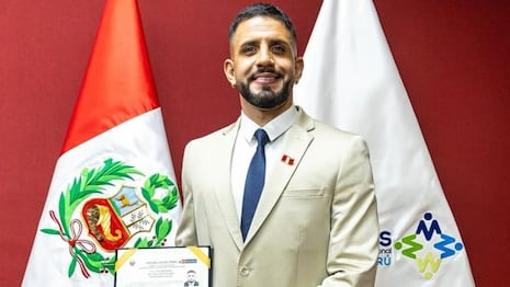 Con un “¡Arriba Perú!”, Matías di Benedetto recibió la nacionalidad peruana y será inscrito en Universitario