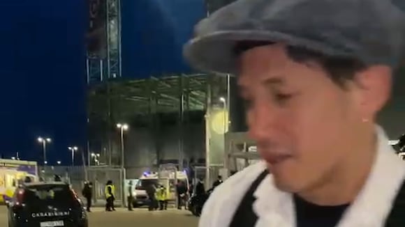 Lapadula firmó una bandera peruana antes de viajar a Lima. (Video: Carlos Esquivel)