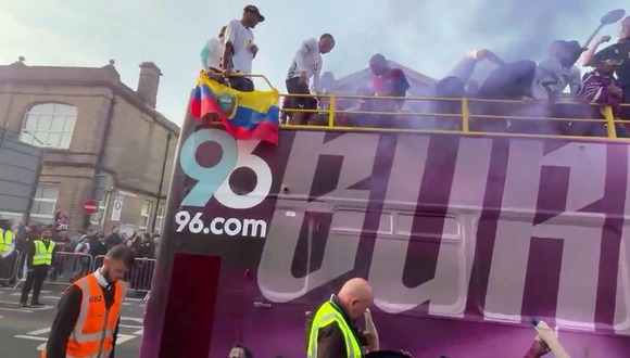 Oliver Sonne y la bengala que le cayó durante los festejos del Burnley. (Video: Burnley)
