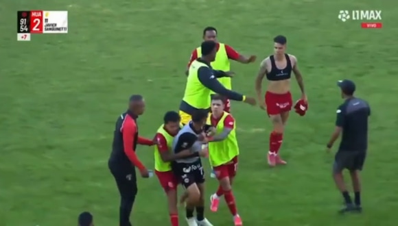 Sanguinetti marcó el 2-1 desde el punto penal, pero su festejo desató una trifulca que terminó con varias expulsiones y nuevos incidentes tras el pitazo final.
