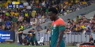 ¡Sorpresa! Golazo de tiro libre de Irankunda para el 1-0 de Australia vs. Brasil