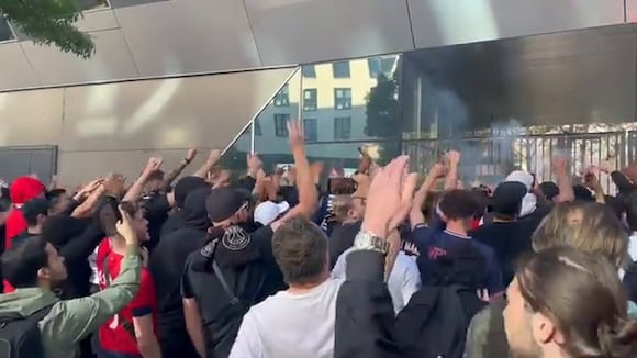 Hinchas del PSG insultan a Messi y piden renuncia de los altos mandos. (Video: Dani Gil - Twitter)