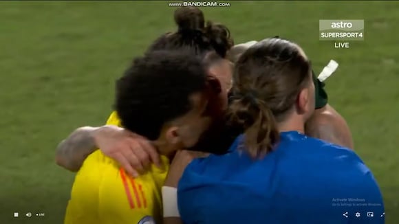 Luis Díaz consoló a Darwin Núñez tras el triunfo de Colombia sobre Uruguay. (Video: Astro)