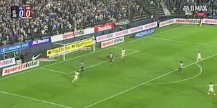 Gol de Alex Valera para el 1-0 de Universitario vs. Alianza Lima