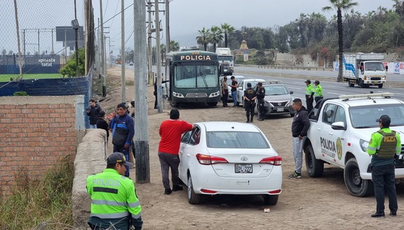 Resguardo policial en los exteriores del Club Esther Grande de Bentín, donde entrena Alianza Lima. (Video: José Varela / Depor)
