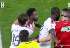 ¡Insólito! VAR anuló gol de Vinícius y lo expulsó por tirarle del cabello a rival
