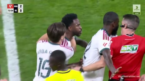 ¡Insólito! VAR anuló gol de Vinícius y lo expulsó por tirarle del cabello a rival