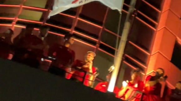 Hinchas de la Bicolor realizaron banderolazo previo al Perú vs Canadá. (Vídeo: Fernanda Huapaya).