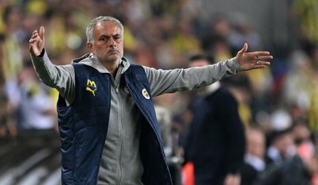 Derribado por un jugador: la lesión de José Mourinho en los entrenamientos de Fenerbahce