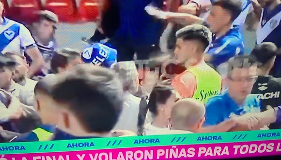 Escándalo en Argentina: jugadores e hinchas de Vélez protagonizaron pelea tras final de Copa de la Liga. (Video: TyC Sports )