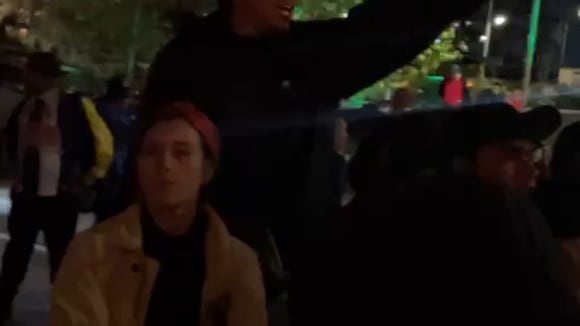 Hinchas de Alianza Lima arengan a los jugadores previo al partido frente a Colo Colo. (Video: Fernanda Huapaya / Depor)