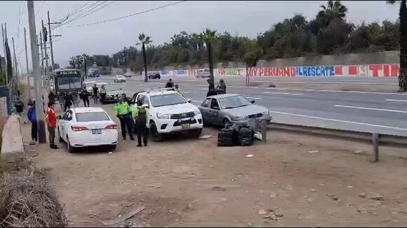 Resguardo policial en los exteriores del Club Esther Grande de Bentín, donde entrena Alianza Lima. (Video: José Varela / Depor)