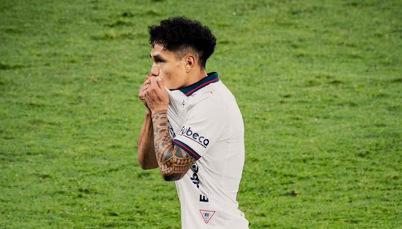 Jesús Pretell marcó un golazo con Liga de Quito y celebró besando el escudo del equipo ecuatoriano. (Video: @fanaticospe)