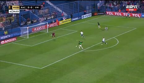 ¡Era el 1-0 de Universitario! La jugada viral que se falló Pérez Guedes ante Nacional