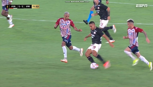 Remate de Álex Valera que choca en el poste en el Universitario vs. Junior. (Video: ESPN)
