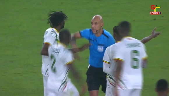 Los jugadores de Mali fueron a reprocharle al árbitro en el cierre del partido y Hamari Traoré fue expulsado. (Vídeo: X).