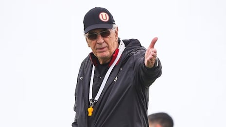 Jorge Fossati sobre su continuidad en Universitario: “Estamos a nada, solo falta la firma”