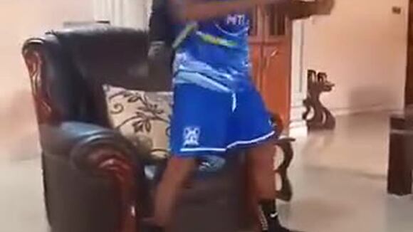 Convocatoria de Wilfried Douala. (Vídeo: @AllezLesLions).