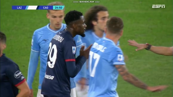 La expulsión de Antoine Makoumbou que dejó al Cagliari con diez jugadores. (Video: ESPN)