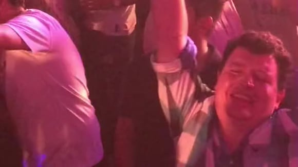 Padre fue a recoger a su hija del antro, escuchó su canción favorita y se quedó en la juerga. (Video fuente: TikTok/Josue_huesca)