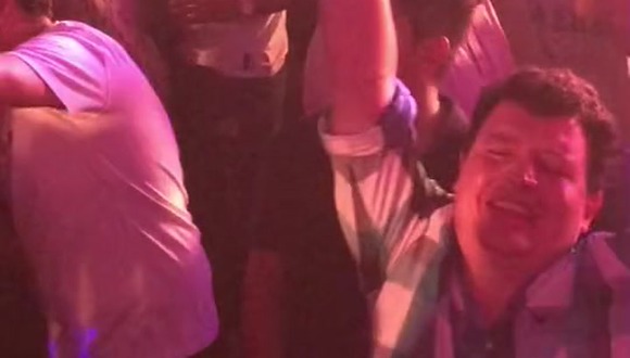 Padre fue a recoger a su hija del antro, escuchó su canción favorita y se quedó en la juerga. (Video fuente: TikTok/Josue_huesca)