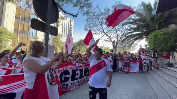 Hinchas realizaron un banderazo tras el arribo de la Selección Peruana en Barcelona. (Video: Daniel Apuy)