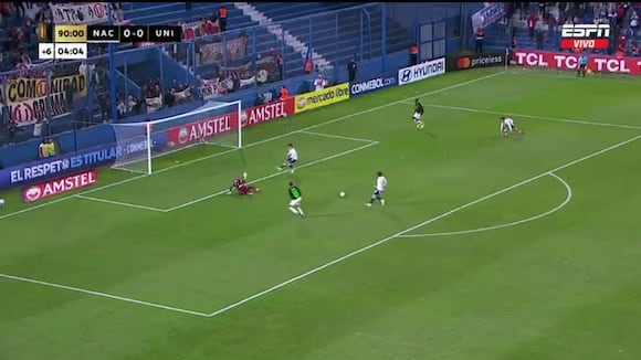 Martín Pérez Guedes falló una jugada clara que pudo haberle dado el triunfo a Universitario sobre Nacional. (Video: ESPN)