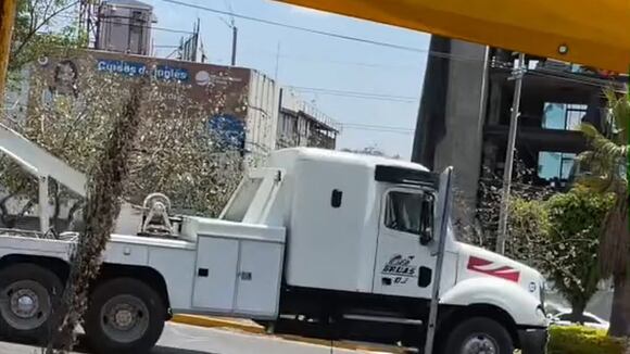 Cadena de grúas para remolcar un auto es tendencia en TikTok. (Video fuente: TikTok/jasa95)