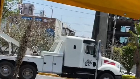 Cadena de grúas para remolcar un auto es tendencia en TikTok. (Video fuente: TikTok/jasa95)