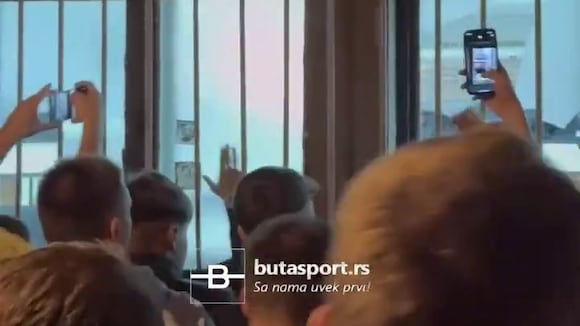 Aficionados del Partizán de Belgrado golpearon las ventanas del vestuario. (Vídeo: @BalkanFutbolu).