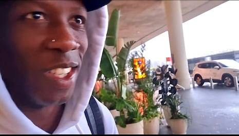 Bajo una intensa lluvia: Luis Advíncula llegó a Uruguay para sumarse a la pretemporada de Alianza Lima