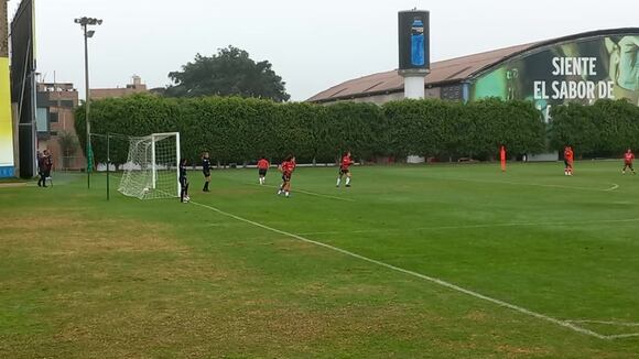El técnico Conrad Flores trabajó la parte ofensiva con la selección femenina. (Video: Virginia Siaden)