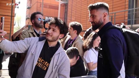 Los jugadores de la Selección de Francia se tomaron fotos con los hinchas. (Video: Francia)