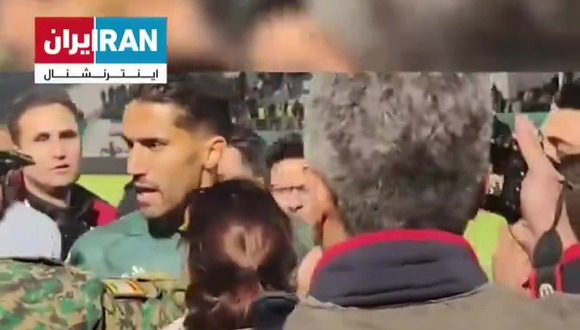 Suspendido un futbolista iraní tras abrazar a una mujer al final de un partido. (Video: Twitter)