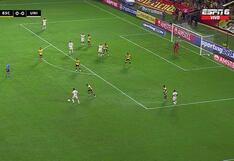 ¡Todo lícito! Gol de Edison Flores para el 1-0 de Universitario vs Barcelona SC