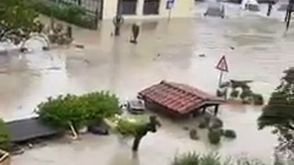 Fuertes Lluvias Están Azotando La Región De Emilia-romagna, Provocando Inundaciones Y Deslizamientos De Tierra. (Vídeo: @Centinela_35).