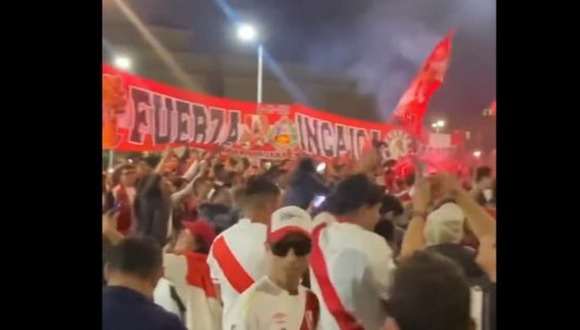 El banderazo de la Selección Peruana en Santiago. (Video: Twitter)
