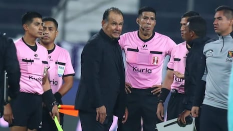 “Sigamos siendo cómplices”: Juan Reynoso criticó irregularidades en el partido ante Alianza Lima