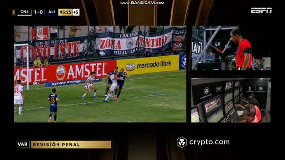 La revisión del VAR en el penal a favor de Alianza Lima. (Video: ESPN)