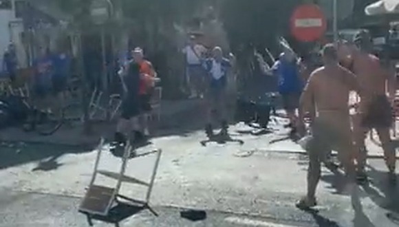 La brutal pelea entre los hinchas de Rangers y Eintracht en Sevilla. (Twitter)