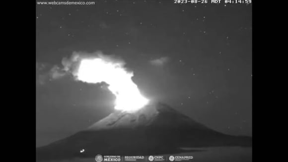 La estrella fugaz que pasa junto al Volcán - Popocatépetl. (Video: webcam México)