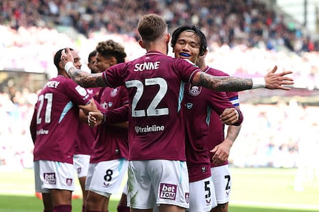 Oliver Sonne fue titular y protagonista en la agónica derrota del Burnley en la Championship