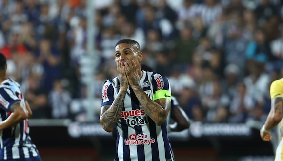 Paolo Guerrero asistió junto a su padre a la Feria del Señor de los Milagros en Acho, mientras Alianza Lima enfrentaba a CD Moquegua sin él por lesión.