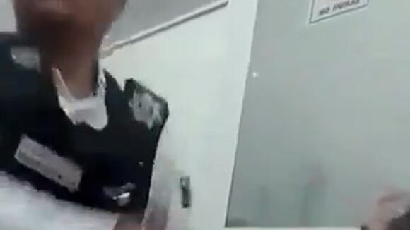 Oficial de policía y detenido se agarraron a cachetadas en comisaría. (Video fuente: Twitter/CesarcortesbA)