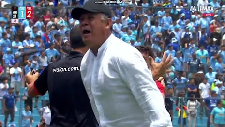 ¡Celebración eufórica de Juan Reynoso! Gol de Bordacahar para el triunfo de Melgar vs. Sporting Cristal